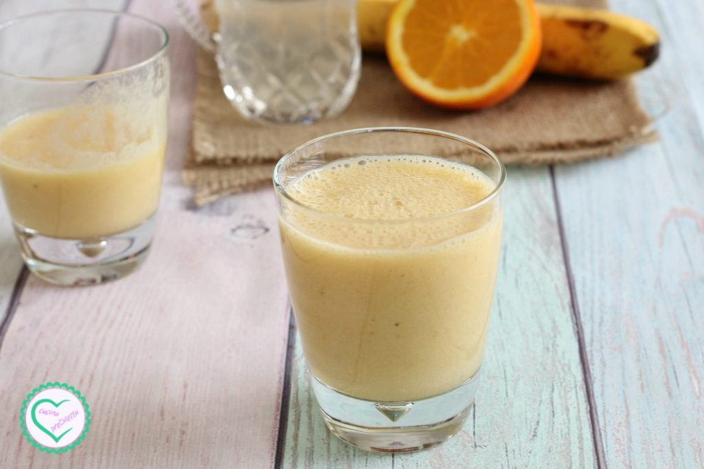 Smoothie banane et orange avec eau de coco