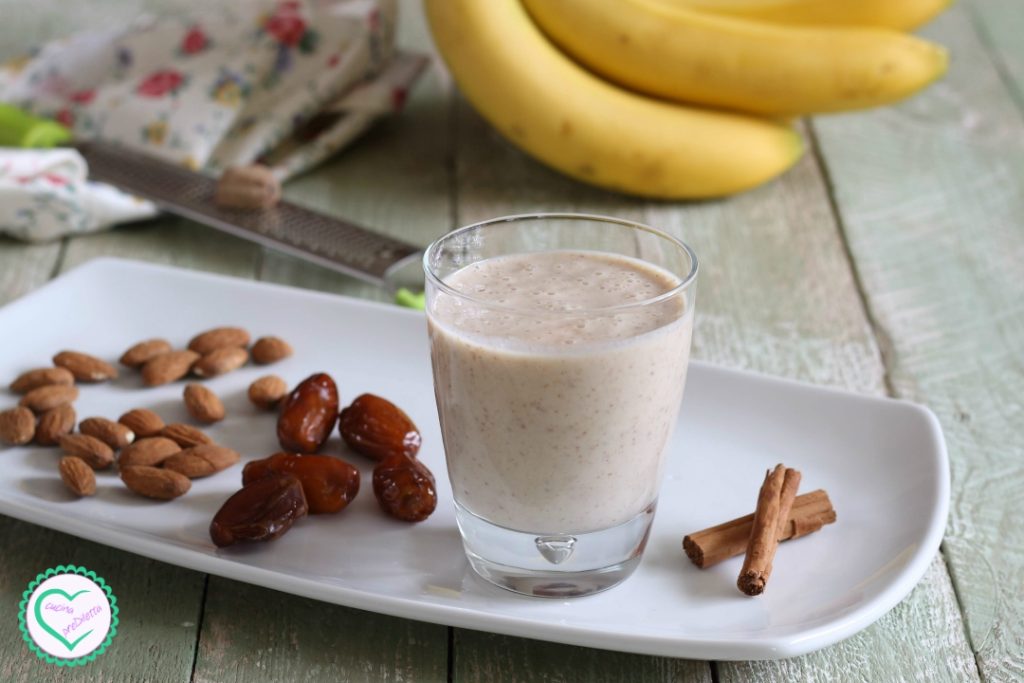 Smoothie de bananes, amandes et dattes