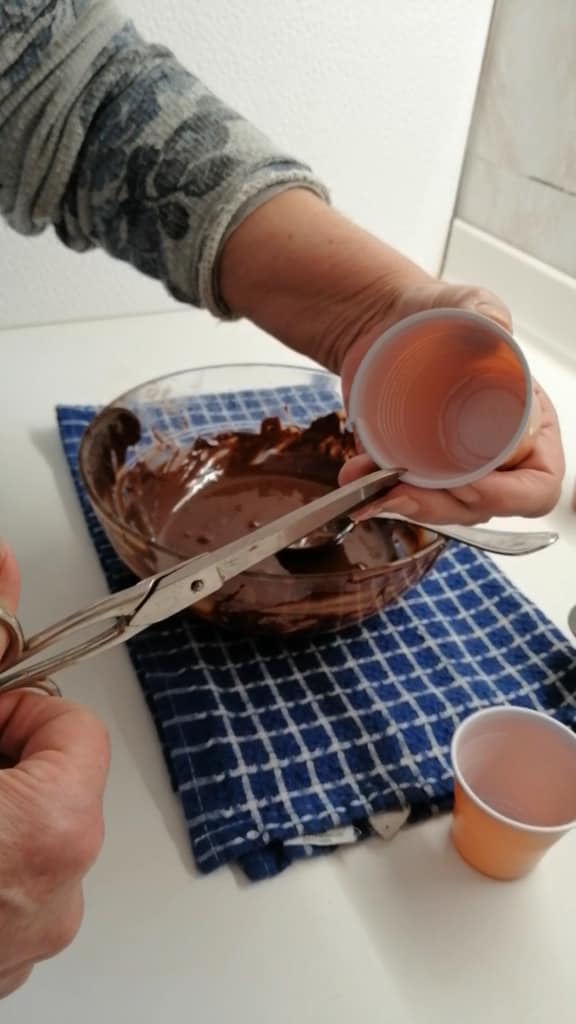 verres en chocolat avec crème