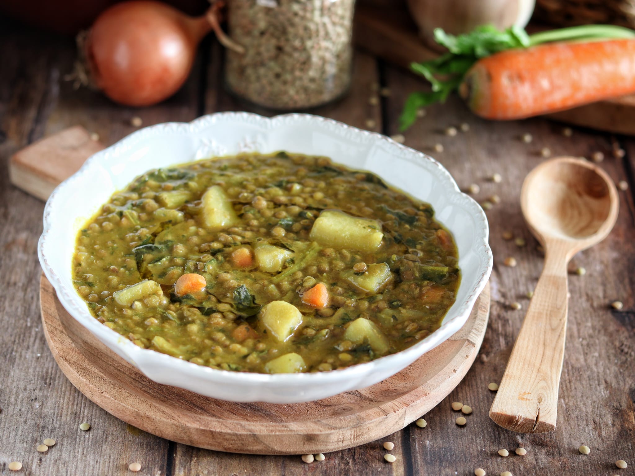 Soupe de lentilles avec pommes de terre, épinards et curcuma