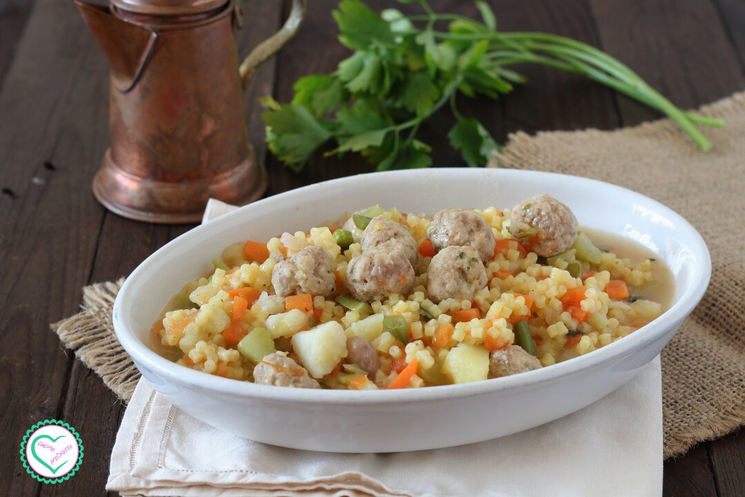 Soupe de pâtes avec des boulettes