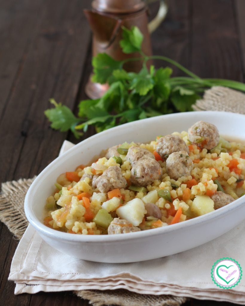 Soupe de pâtes avec des boulettes