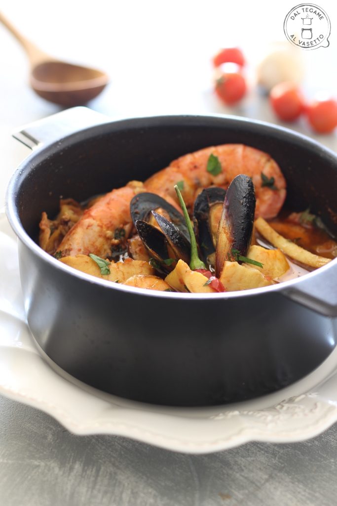 crustacés et mollusques en soupe cuits au micro-ondes