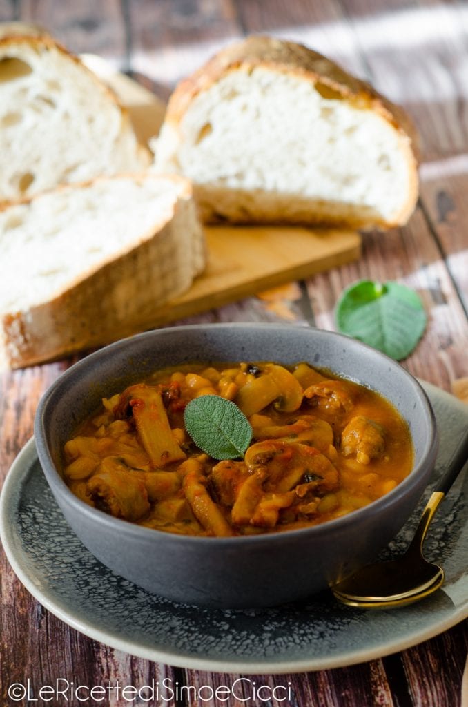 Soupe de haricots, saucisse et champignons