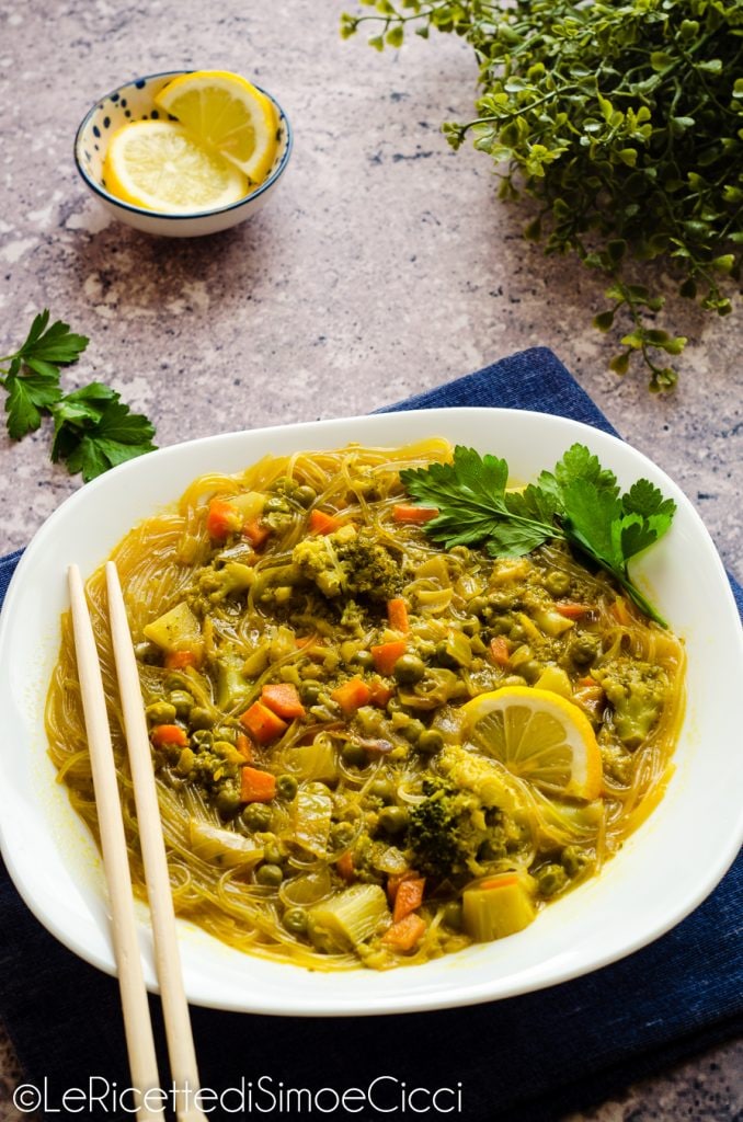Soupe orientale avec des nouilles de verre
