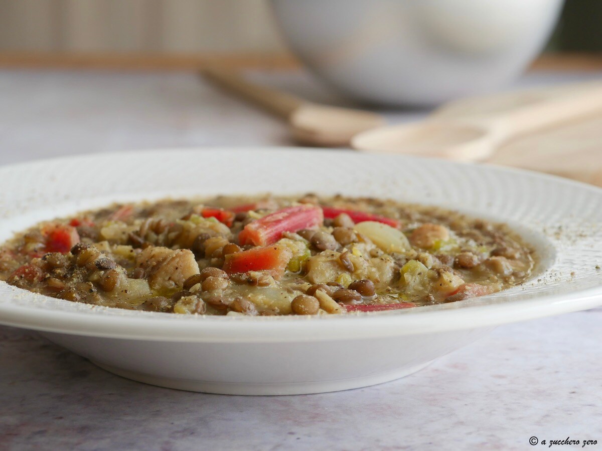 Soupe rouge avec bette à carde, oignon et lentilles