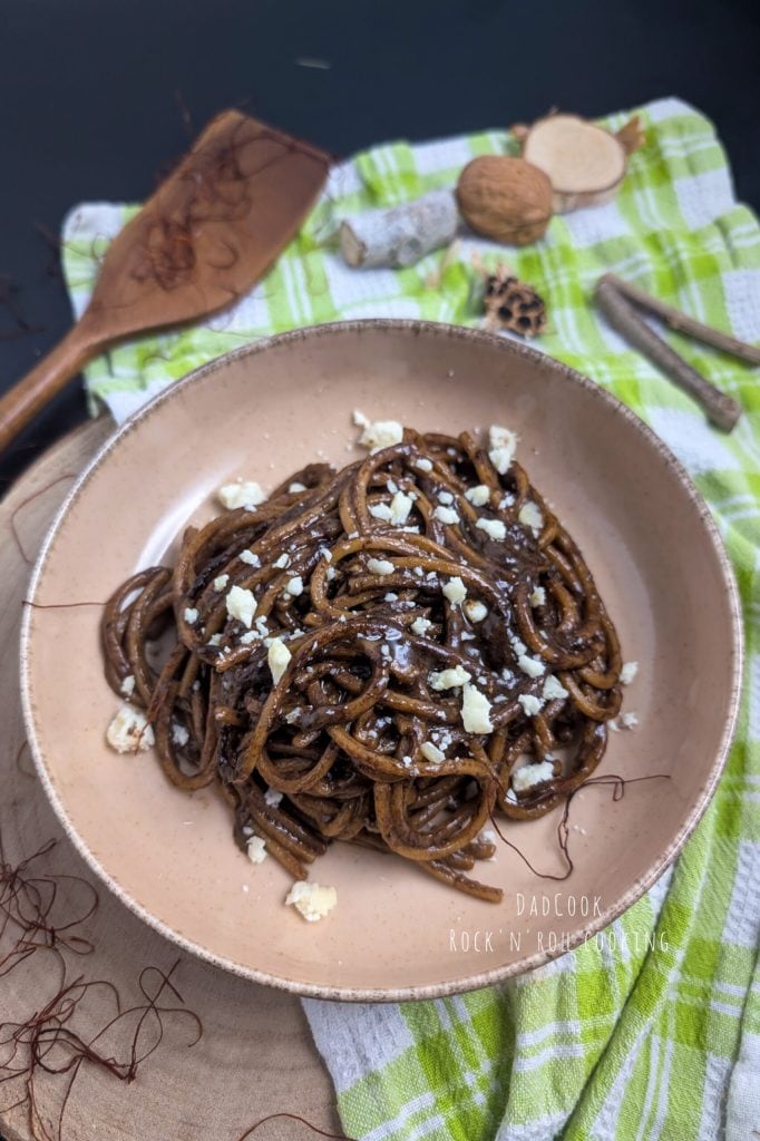 Spaghetti à l'ail noir et Salva Cremasco un délice crémeux