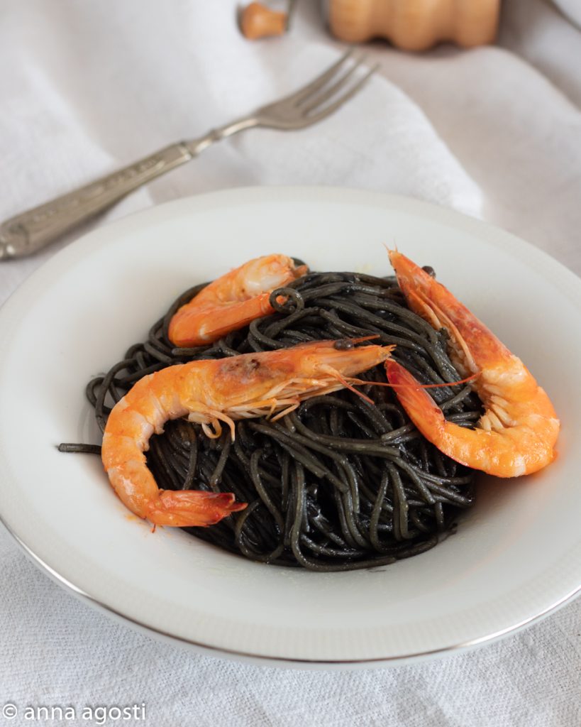 Spaghetti à l'encre de seiche et crevettes