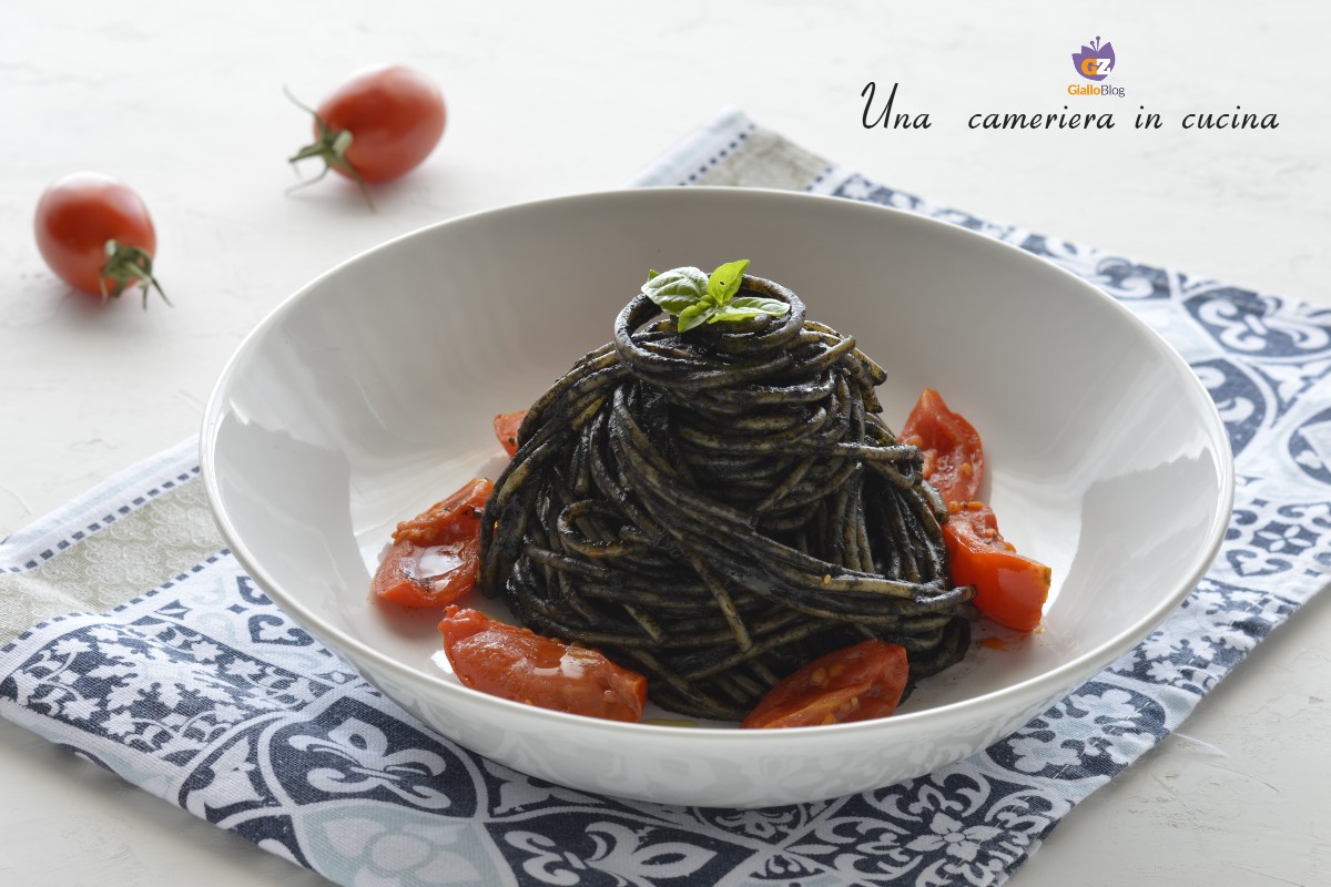 Spaghetti à l’encre de seiche et tomates