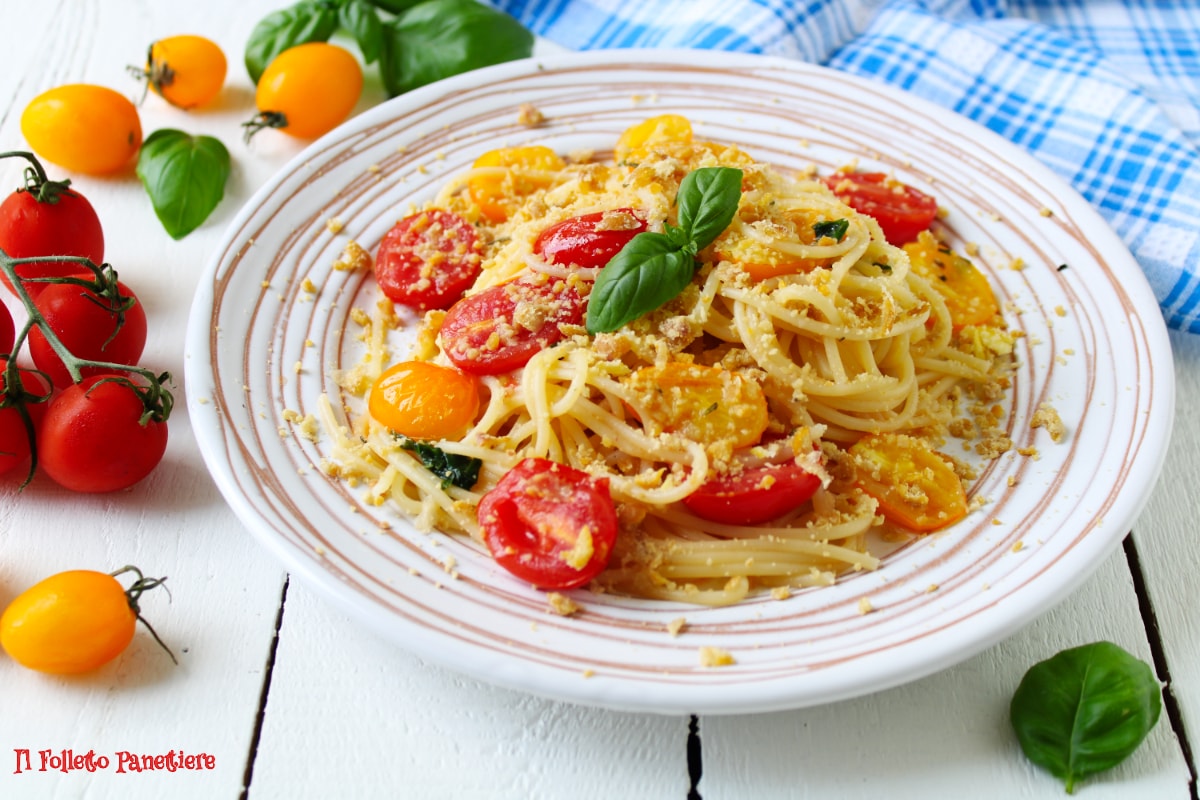 Spaghetti aux tomates cerises et crumble de pois chiches *