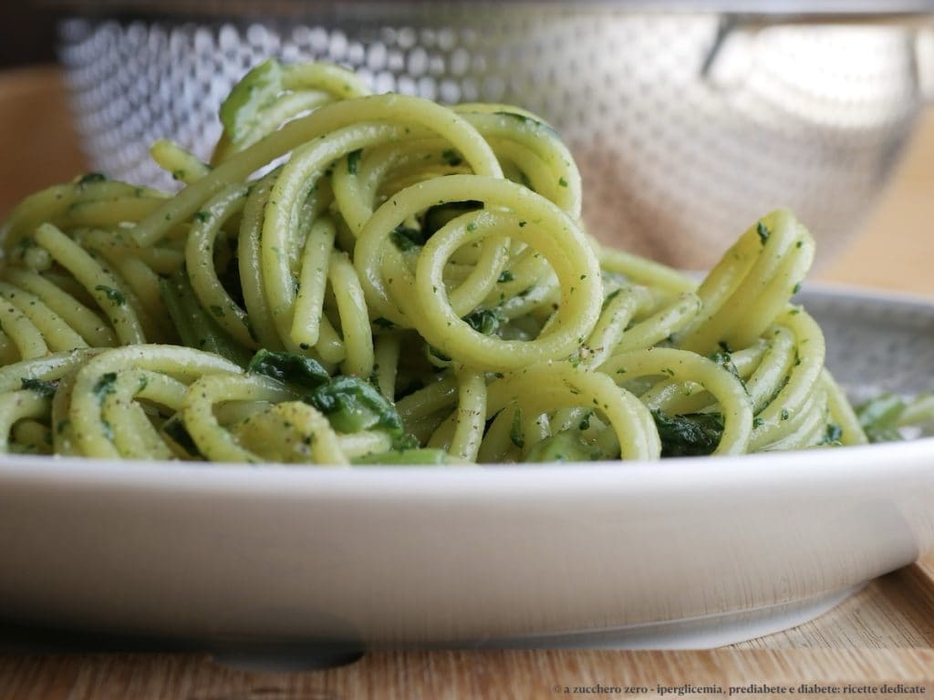 Spaghetti avec tenerumi à l'ail, huile et piment léger
