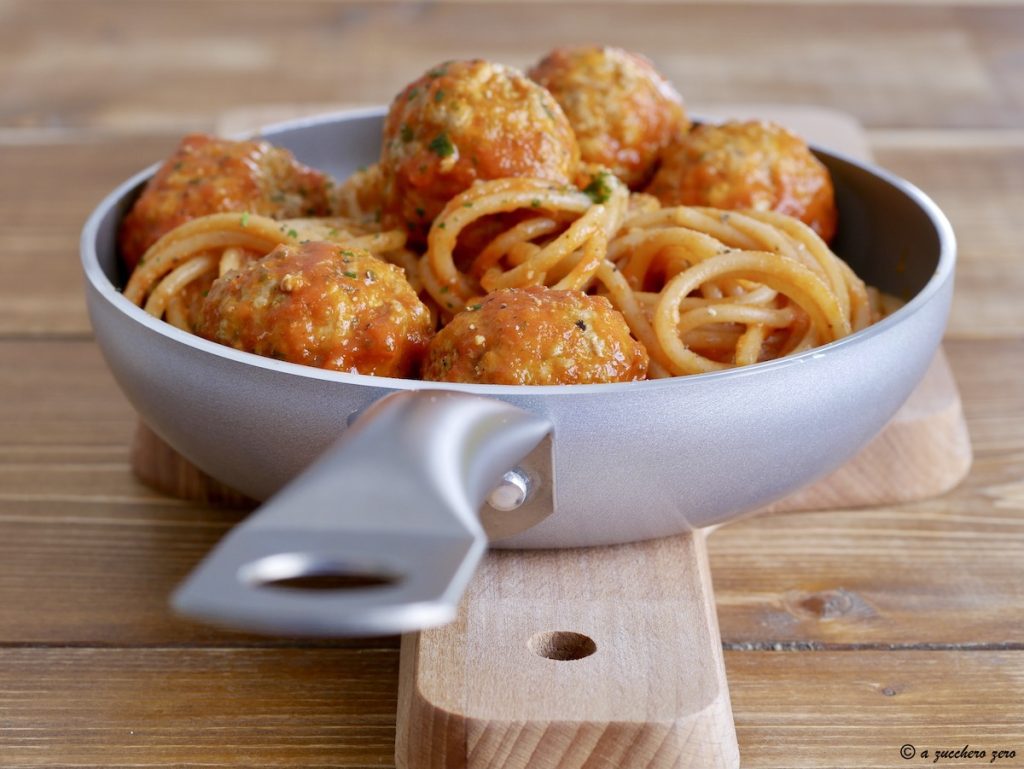 Spaghetti intégrals avec des boulettes de viande sans œufs à la sauce