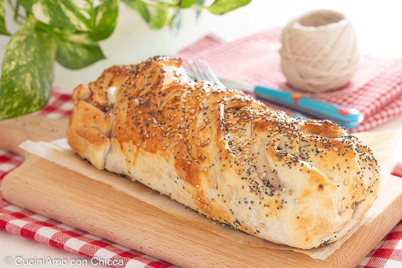 Disposez les tranches de speck sur la pâte feuilletée