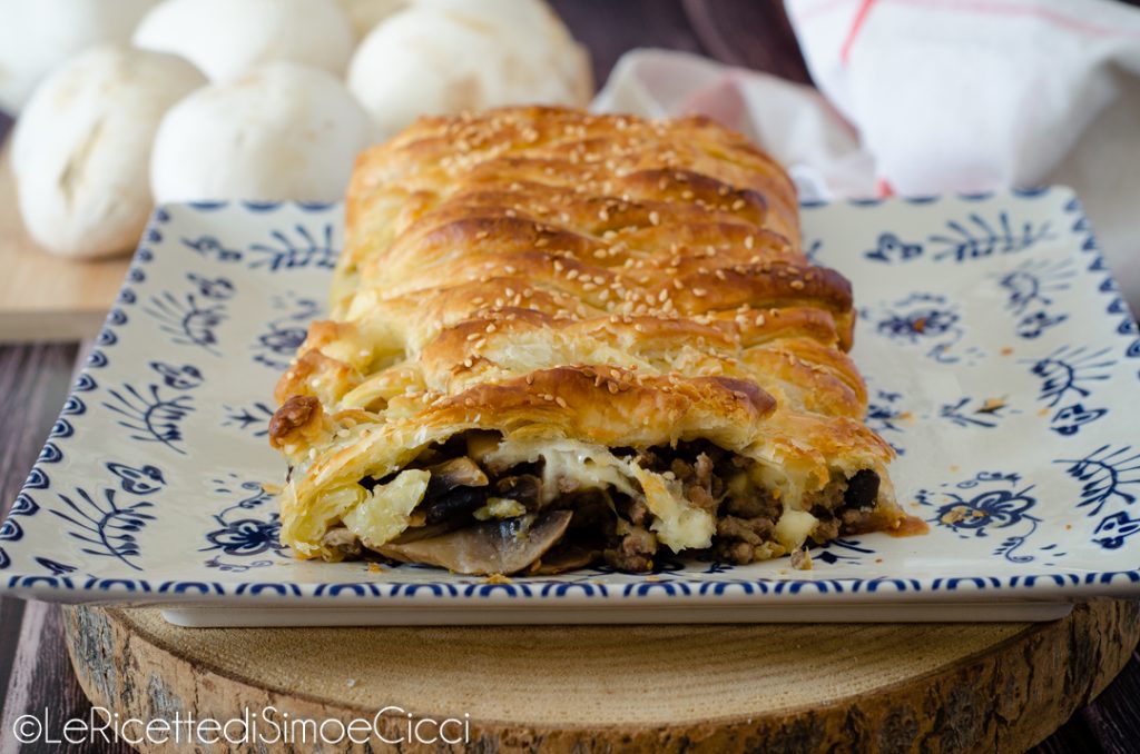 Strudel salé aux champignons et à la viande