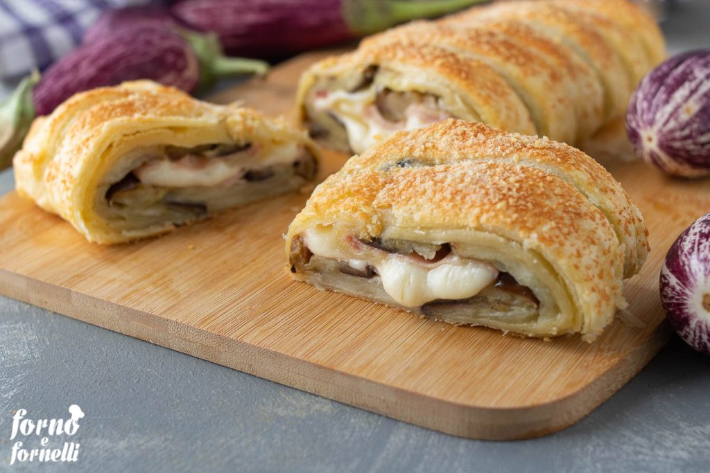 strudel d'aubergines roulé de pâte feuilletée avec des aubergines