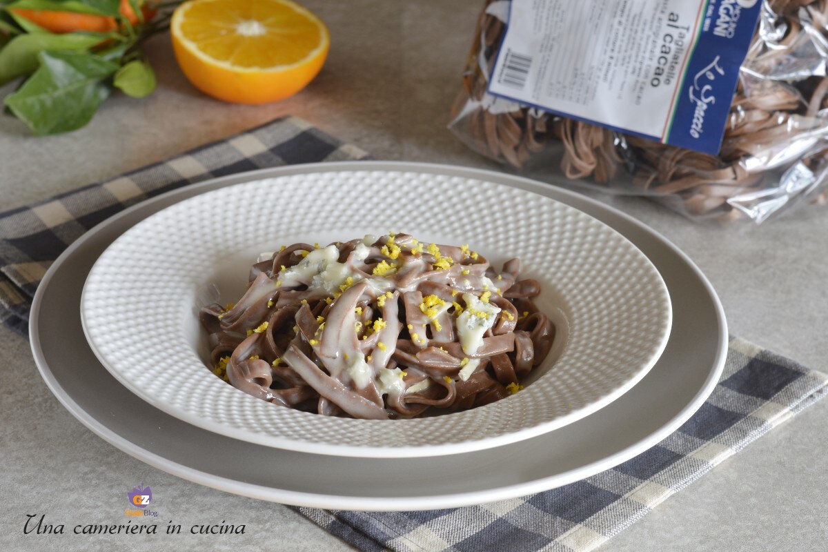 Tagliatelles au cacao avec gorgonzola et orange