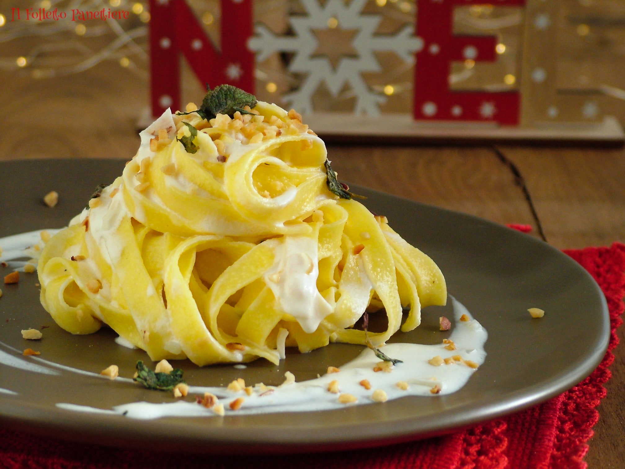 Tagliatelles à la robiola de chèvre et aux noisettes