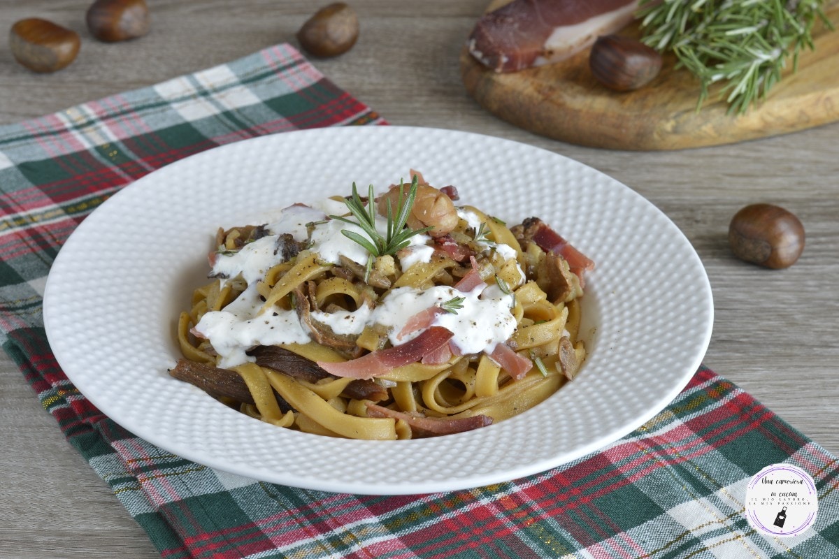 Tagliatelles avec speck, champignons, châtaignes et stracciatella