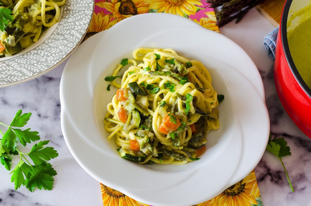 Tagliolini aux légumes crémeux, un plat principal végétarien sans crème délicieux!