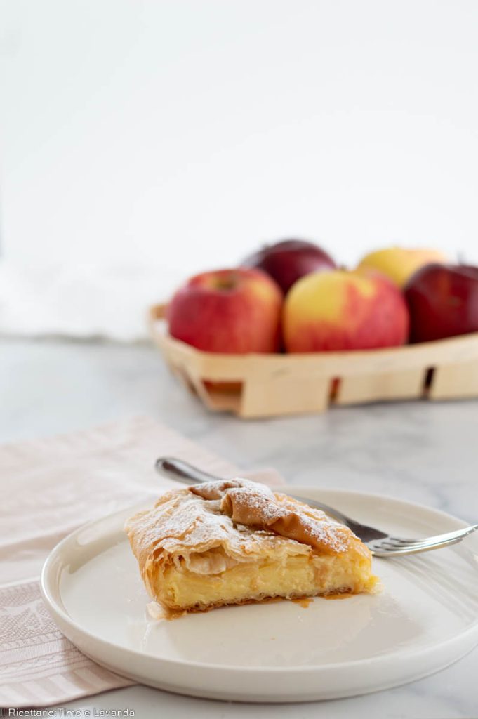 Tarte aux pommes avec pâte filo et crème