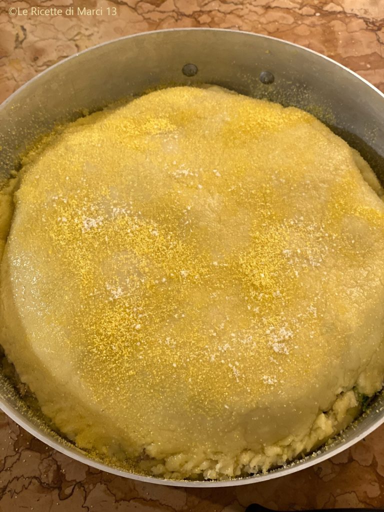 Tarte salée napolitaine avec friarielli, saucisse et provola