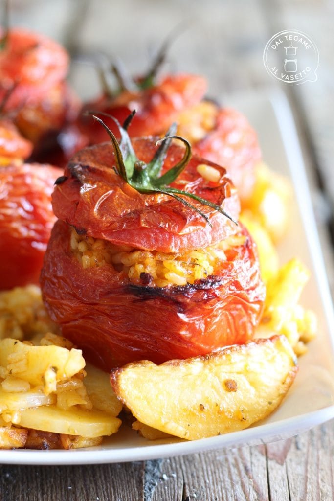 Tomates farcies au riz sur un lit de pommes de terre cuites à la friteuse à air