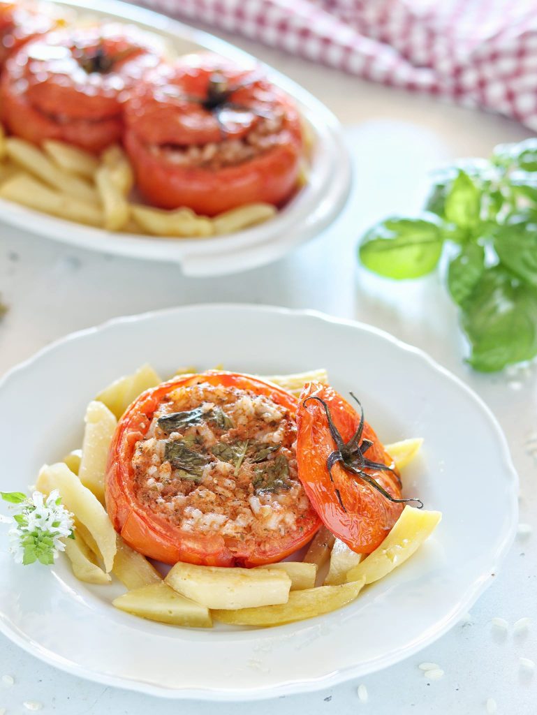 Tomates farcies au riz avec pommes de terre