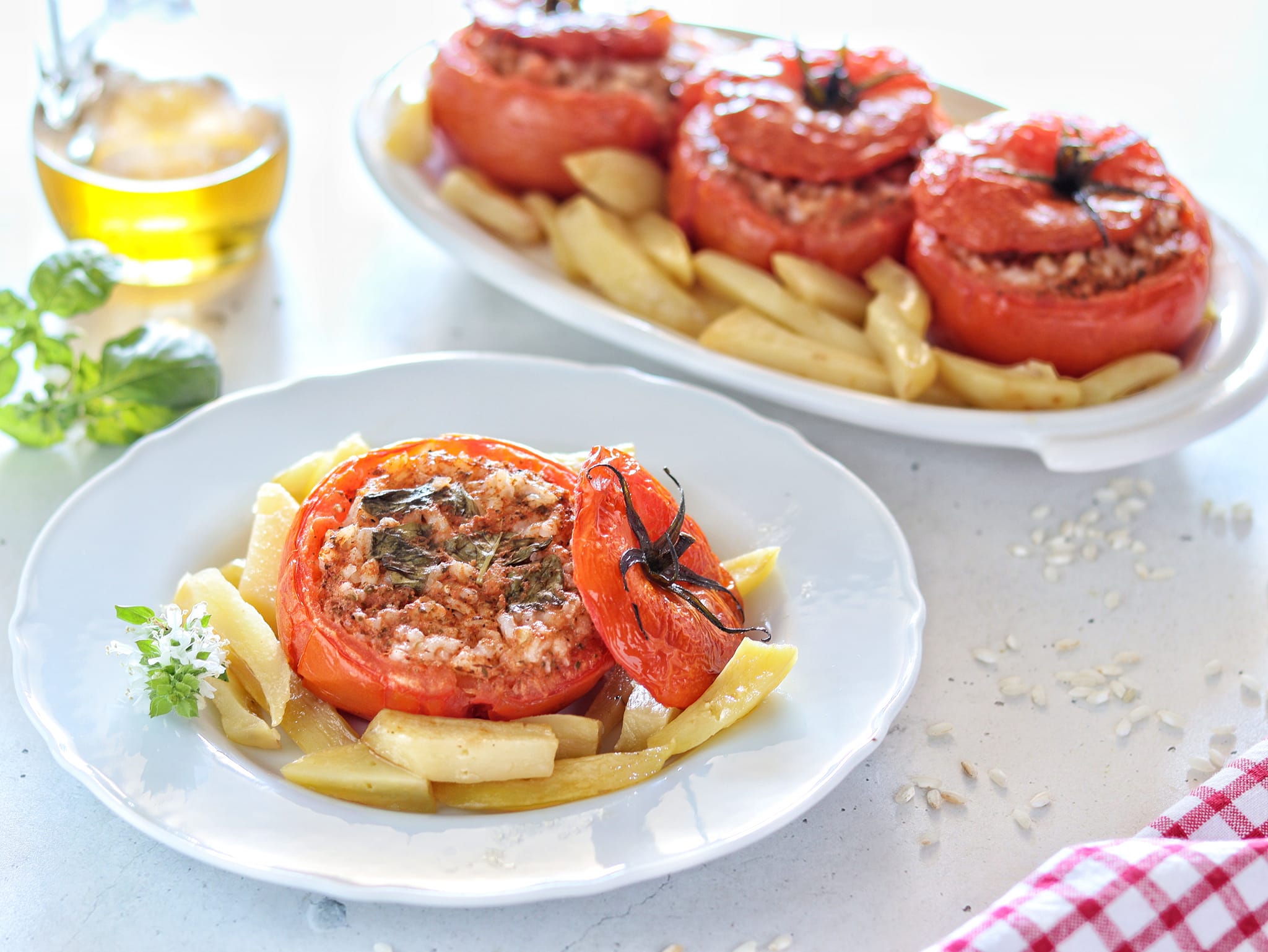 Tomates farcies au riz avec pommes de terre