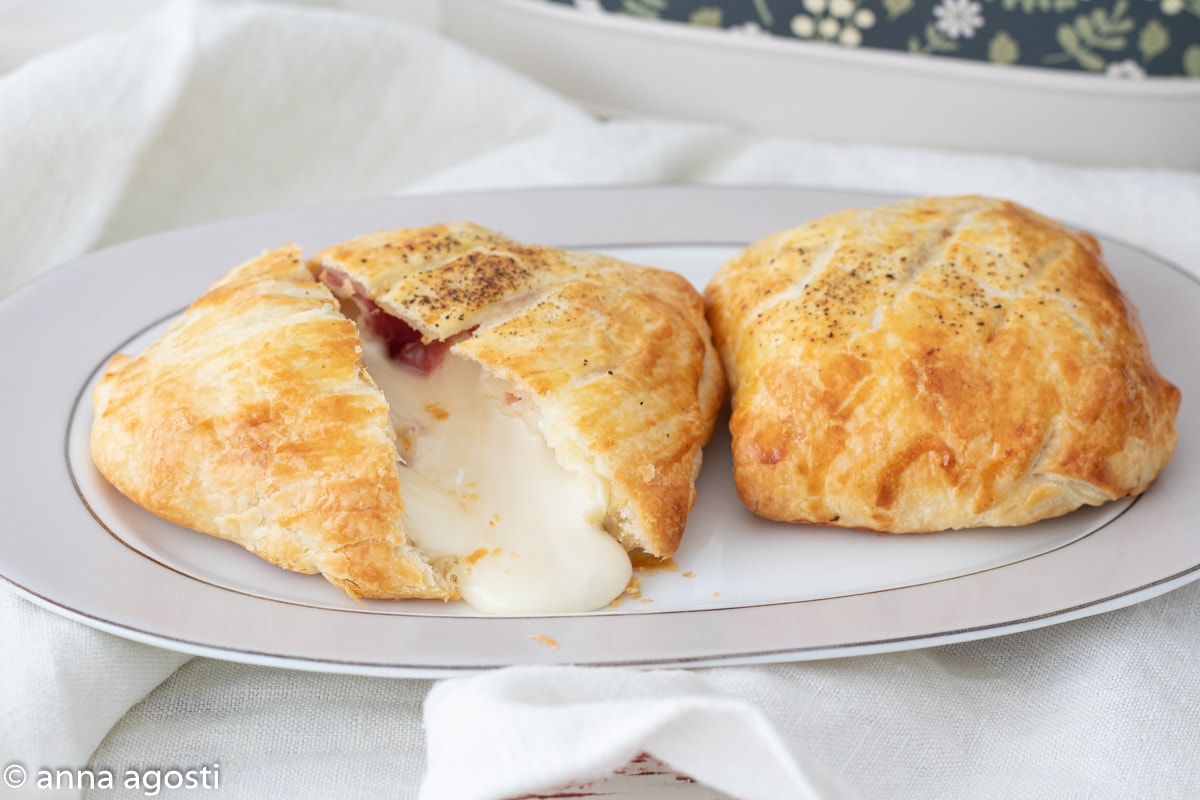 Tomino en croûte de pâte feuilletée avec speck