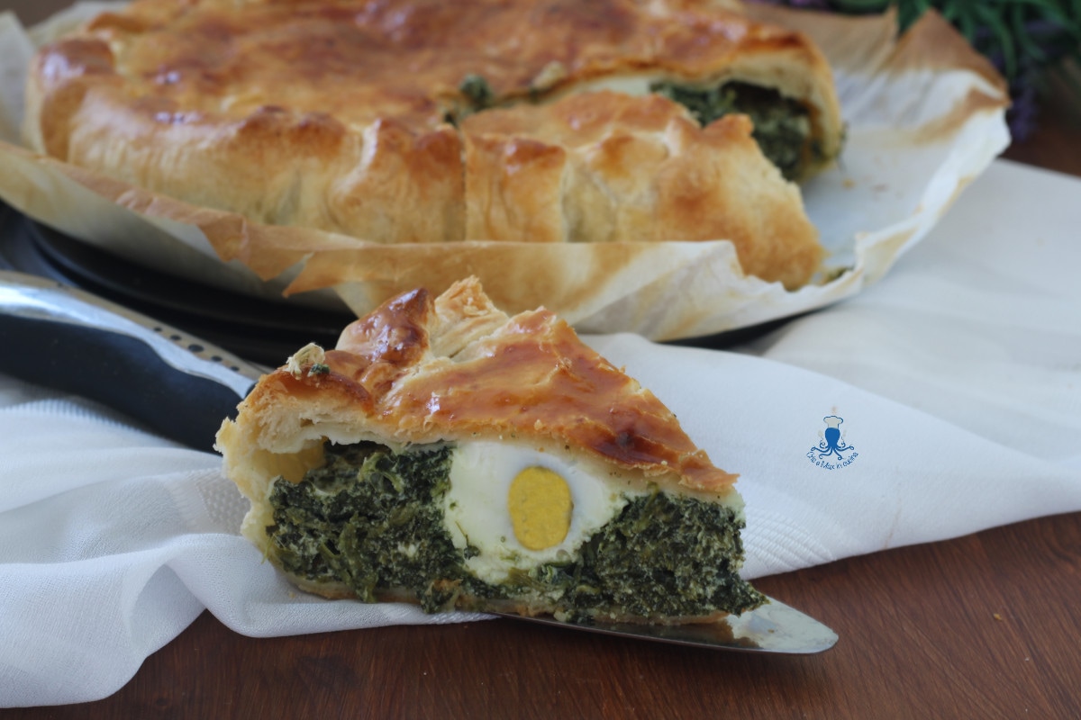 Torta Pasqualina avec la pâte feuilletée, recette facile et rapide.