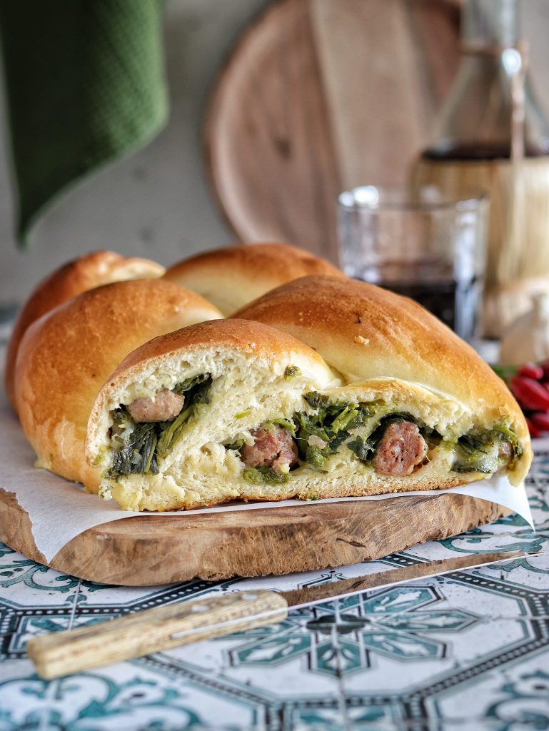 Tresse brioche salée avec saucisse et friarielli