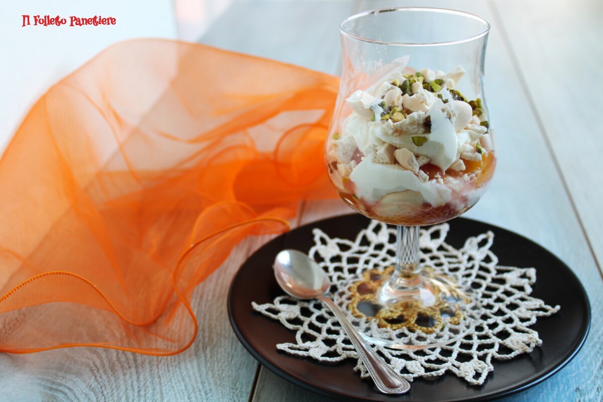 Trifle aux pêches avec crème de yaourt et robiola