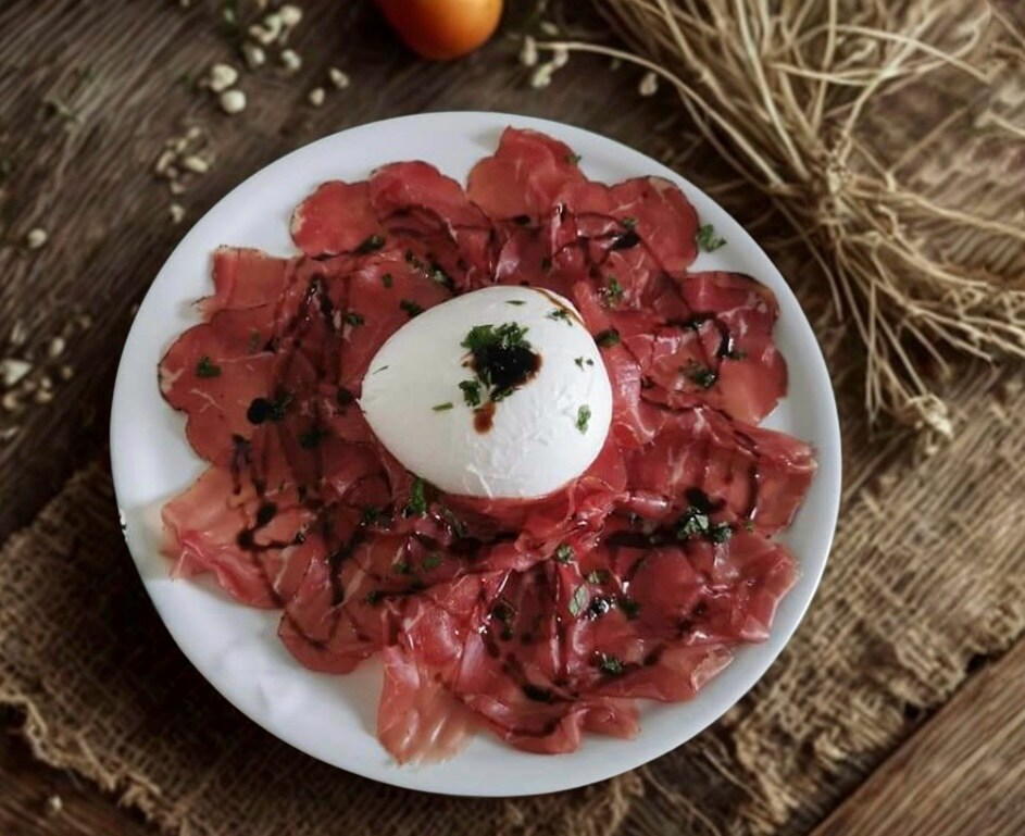 BRESAOLA AVEC BURRATA ET HERBES AROMATIQUES
