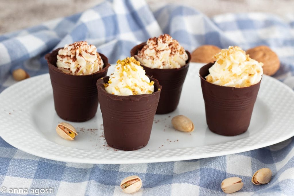 Verres au chocolat avec crème