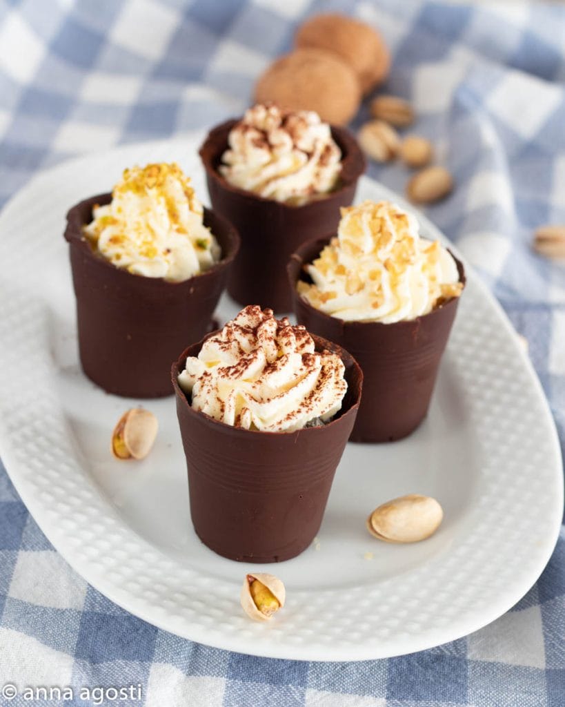 Verres en chocolat avec crème