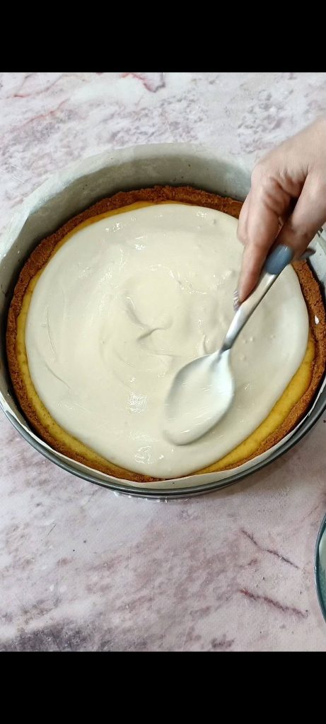 Versez la crème aigre sur la cheesecake