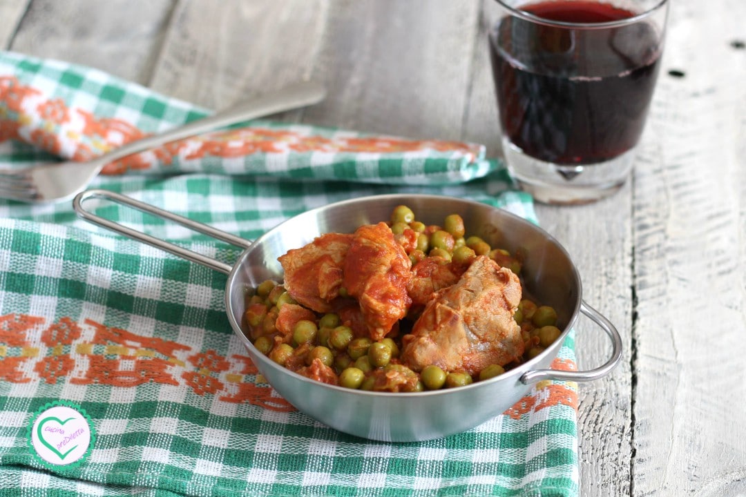 Viande en sauce avec petits pois
