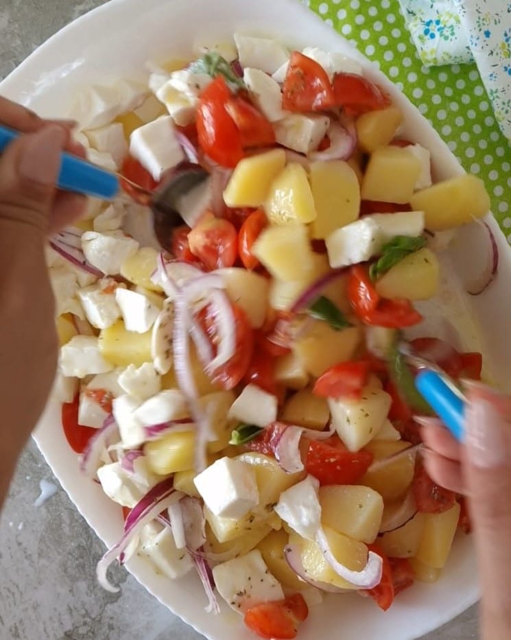 Insalata di patate con pomodoro e mozzarella