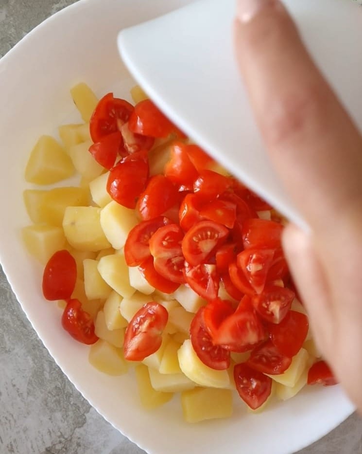 Insalata di patate con pomodoro e mozzarella