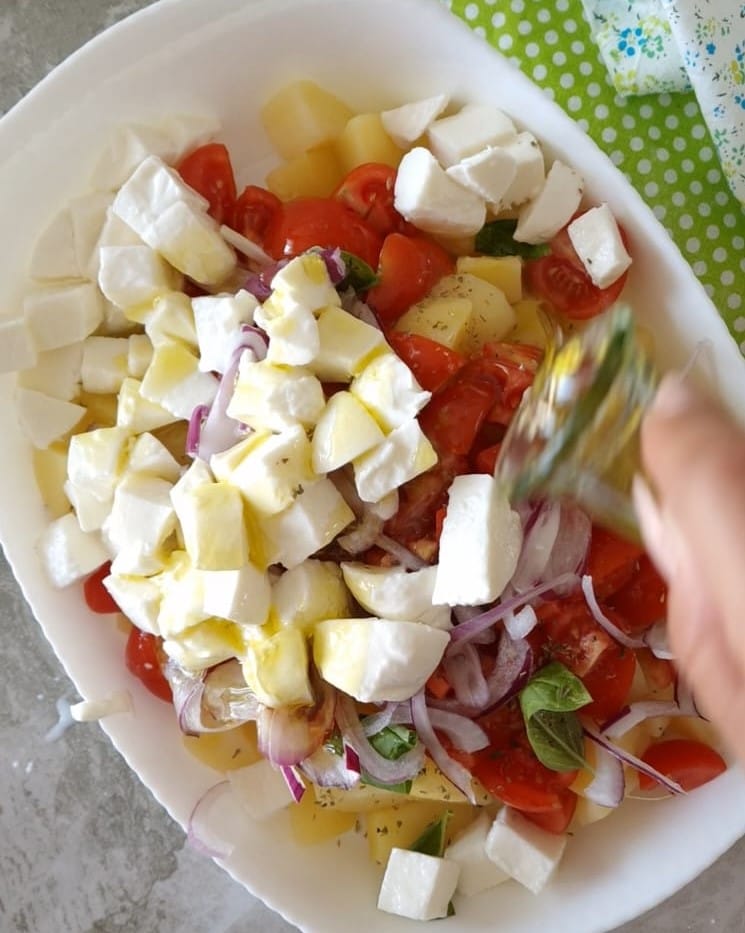 Insalata di patate con pomodoro e mozzarella
