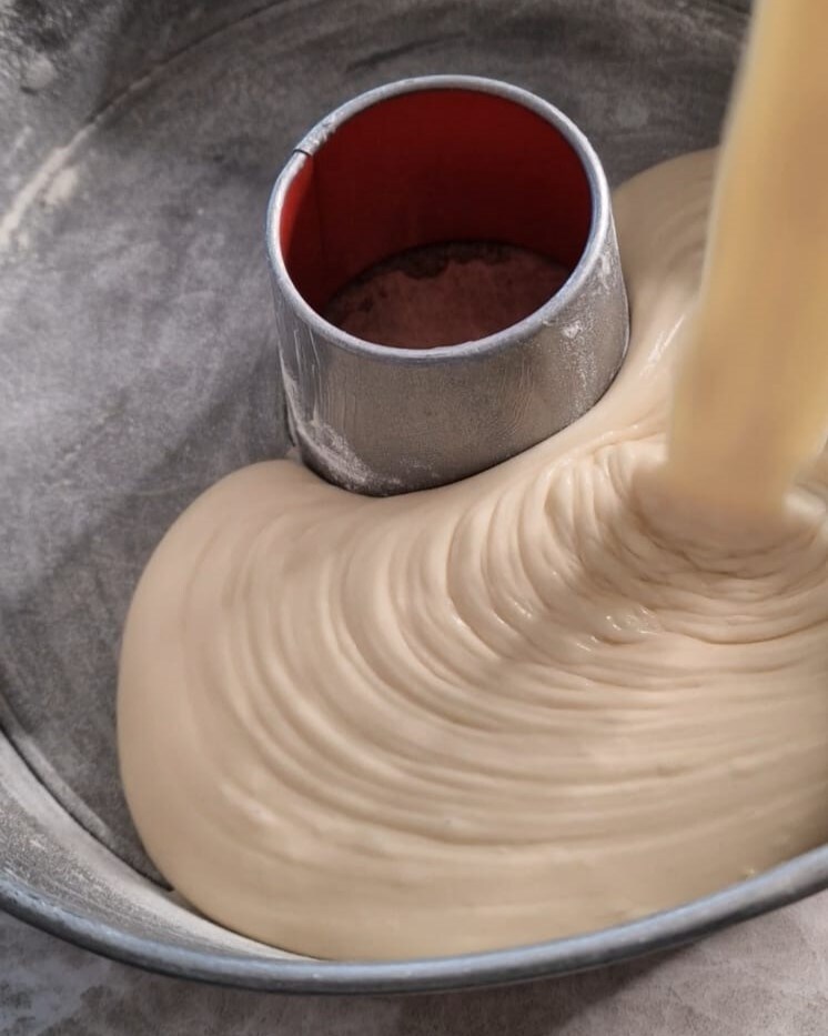 versez le mélange dans un moule à gâteau