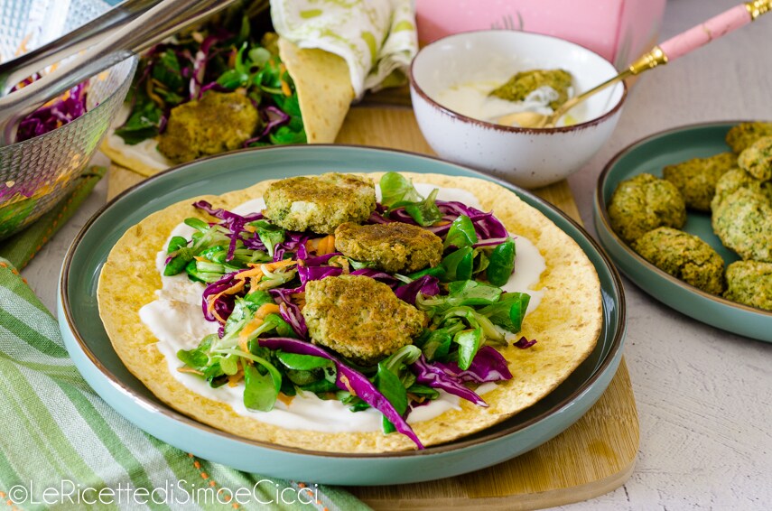 Wrap végétarien avec boulettes de brocolis, sauce au yaourt et salade