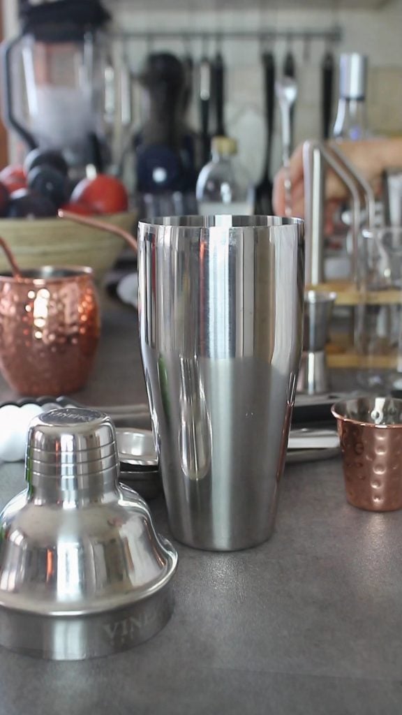 mélanger les ingrédients du Moscow Mule avec une cuillère de bar