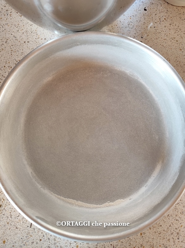 beurrer et fariner le moule de 24 cm