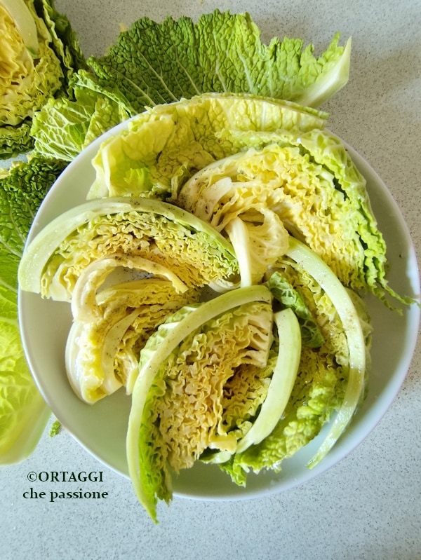 chou frisé lavé dans un plat