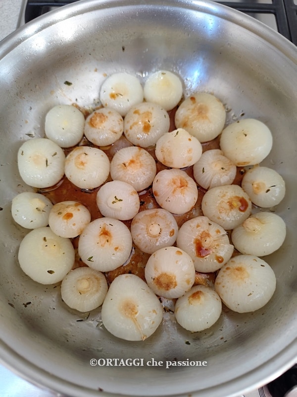 ajouter de la sauce soja aux petits oignons mijotés