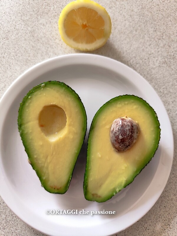 couper l'avocat et arroser de jus de citron