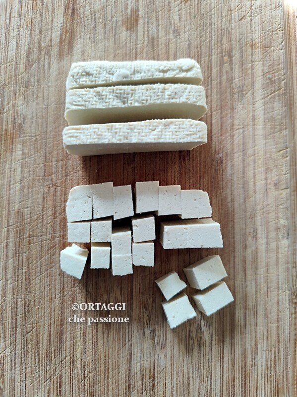 couper le tofu en petits cubes