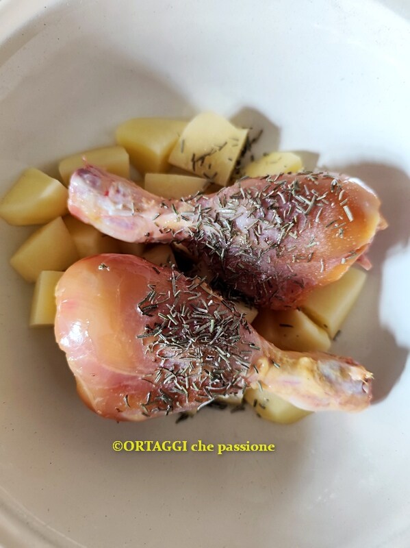 dans un bol, mettre les pommes de terre et le poulet et assaisonner