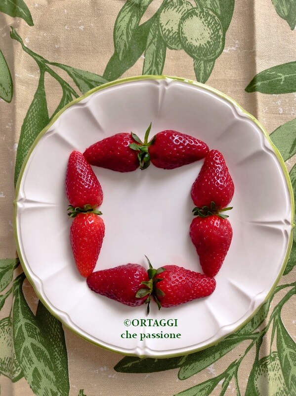 fraises pour dresser la salade de fèves